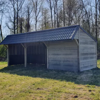 Ein doppelter Holzunterstand mit Ablagefläche