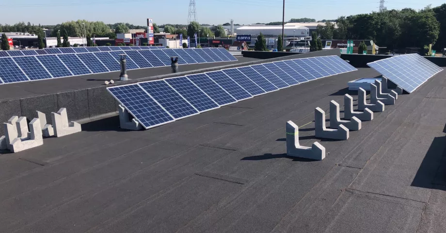 Solarkollektoren auf dem Dach eines Gebäudes